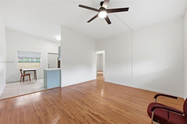 Foto del edificio - 1620 NE 160th St