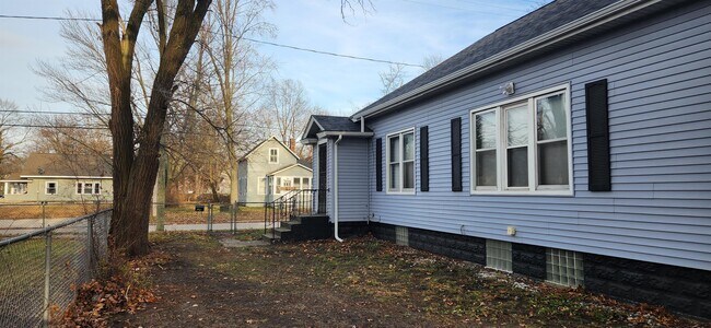 Building Photo - 1335 5th St