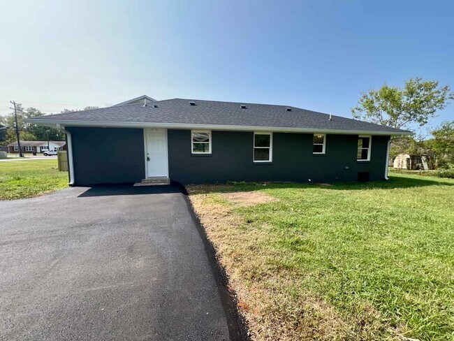 Foto del edificio - *Fully Renovated* 3 Bed, 2 Bath, Ranch Style