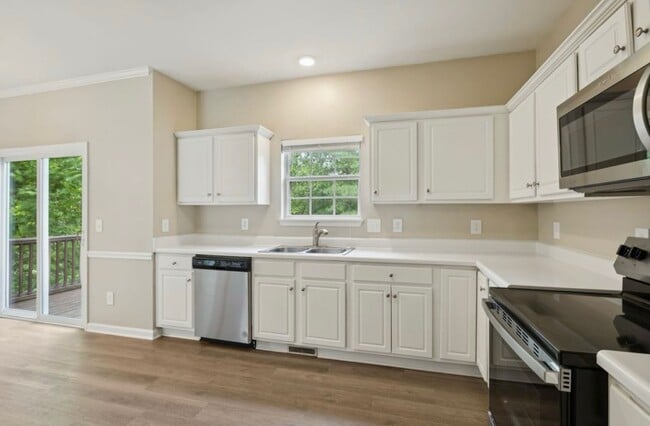 Building Photo - 2300 Devonshire Dr
