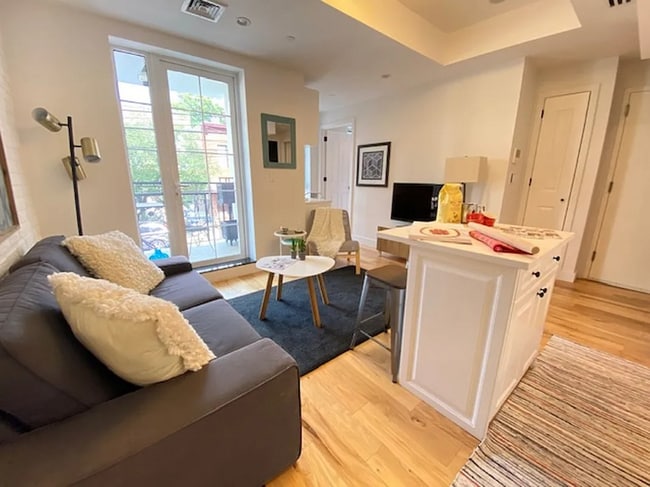 Building Photo - 21 N Henry St