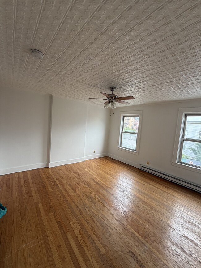 Large bedroom - 147 Ferry St