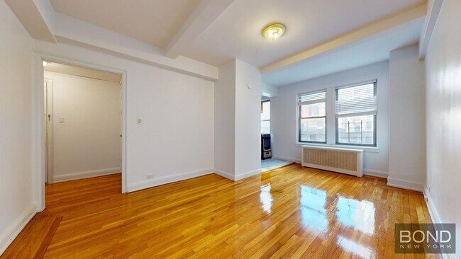Foto del edificio - 301 E 38th St