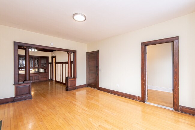 Sala de estar - 2445 N Oakland Ave