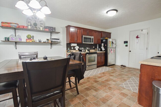 Foto del edificio - Three Bedroom with Fenced Yard!