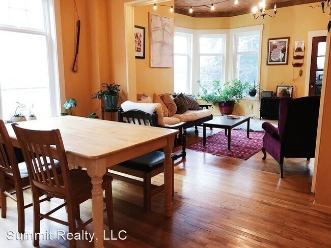 Building Photo - 3 br, 1 bath House - 513 East St