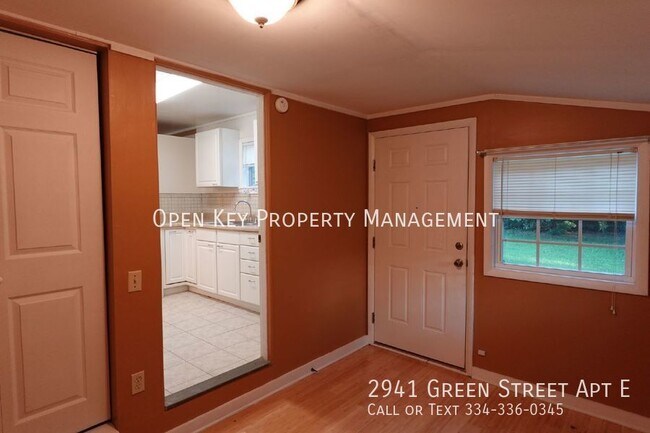 Building Photo - Personal and Quaint 1/1 Apartment in the H...