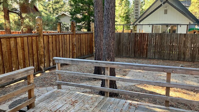 Foto del edificio - Large home with garage and fenced backyard