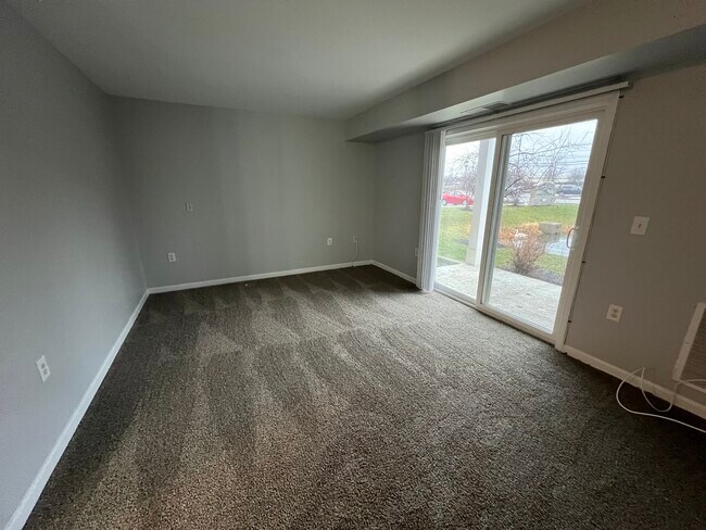 Sala de estar con balcón privado - Meyer Pointe Senior Apartments