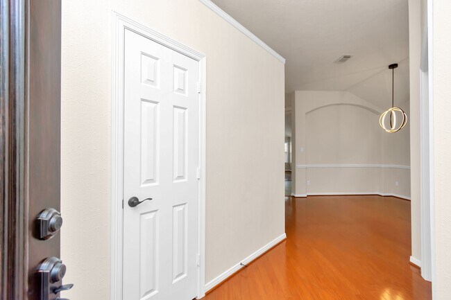 Foto del edificio - 16510 Bluff Springs Dr