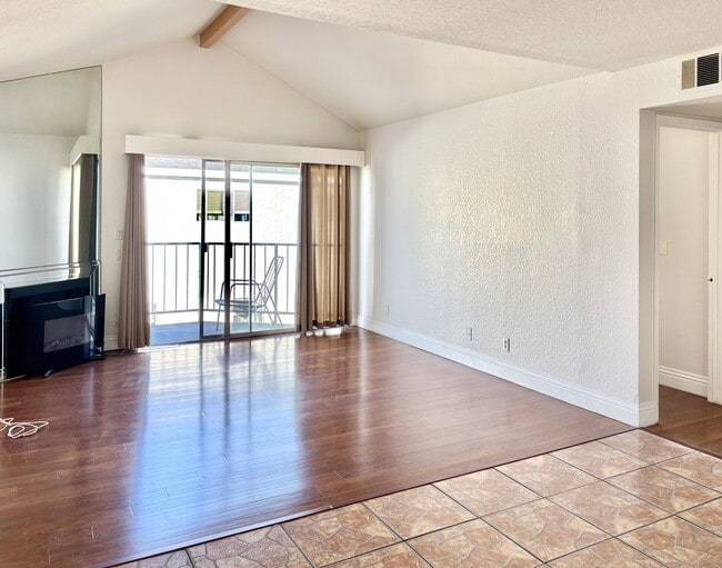 Building Photo - 2 Bed / 2 Bath Condo for Rent in Long Beach – Pool, 2 Balconies, and many other Amenities!