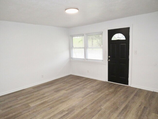 Foto del edificio - Charming 3-bedroom, 1-bathroom Townhouse i...