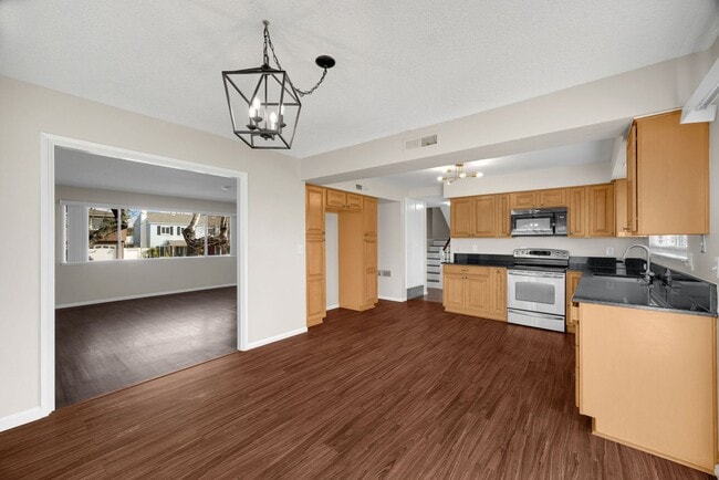 Building Photo - Tri Level 4 bedroom plus Family Room in Yorba Linda