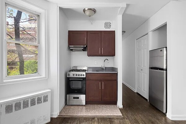 Foto del edificio - 311 E 25th St