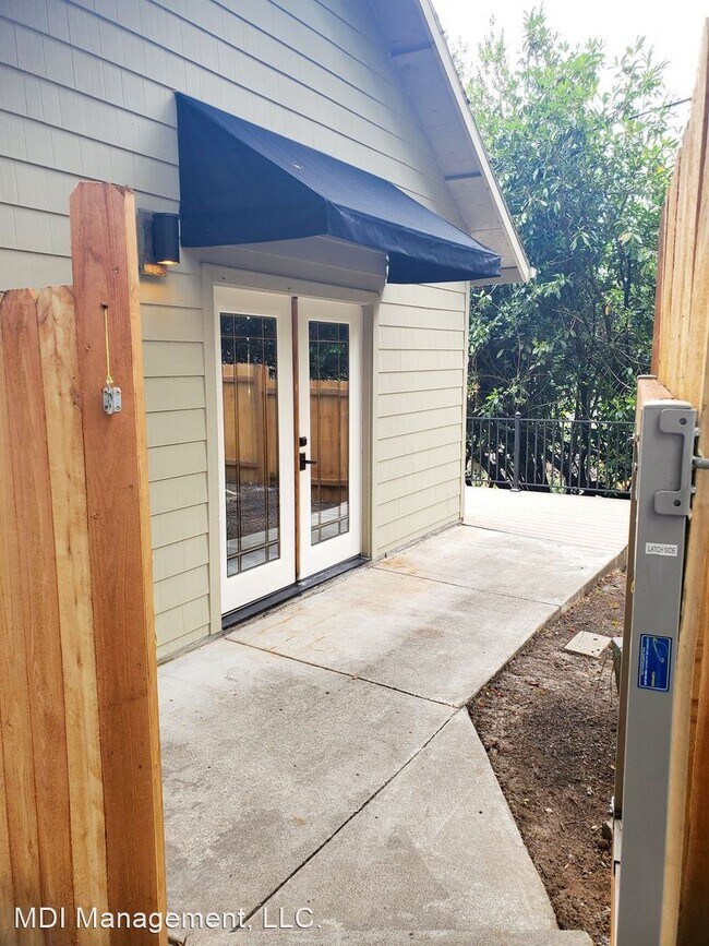 Building Photo - 745 SW Maplecrest Dr