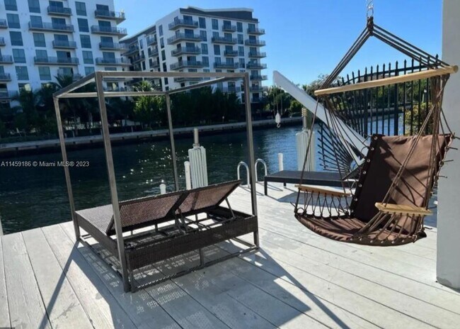 Foto del edificio - 1044 NW N River Dr