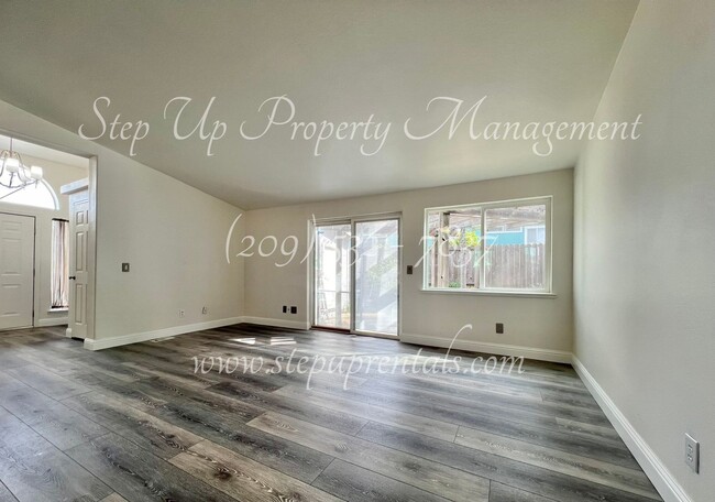 Building Photo - Beautifully Updated 2 Bedroom 2 Bathroom H...