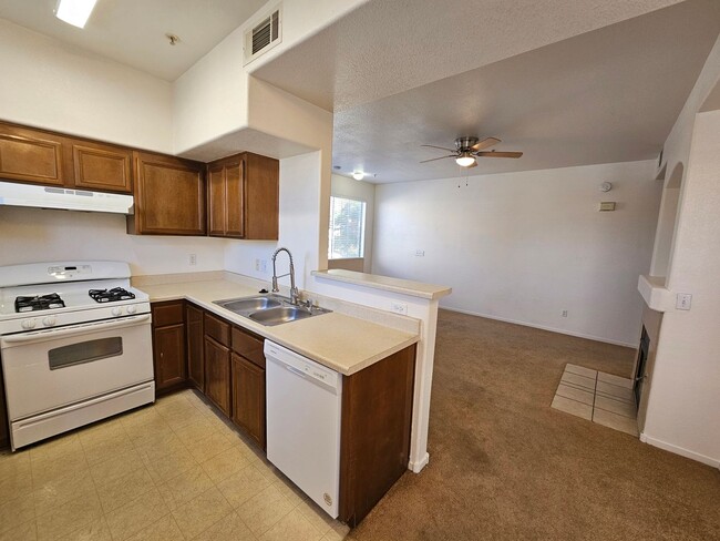 Foto del edificio - 9050 W Warm Springs - 2042