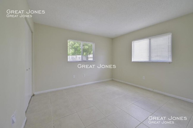 Building Photo - COZY 2/1.5 DUPLEX IN CAPE CORAL!