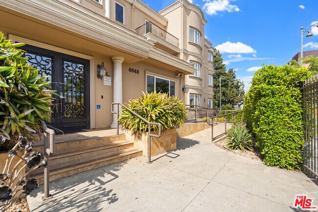 Foto del edificio - 4848 Wilshire Blvd
