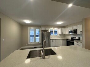 Building Photo - 368 Fairlawn St