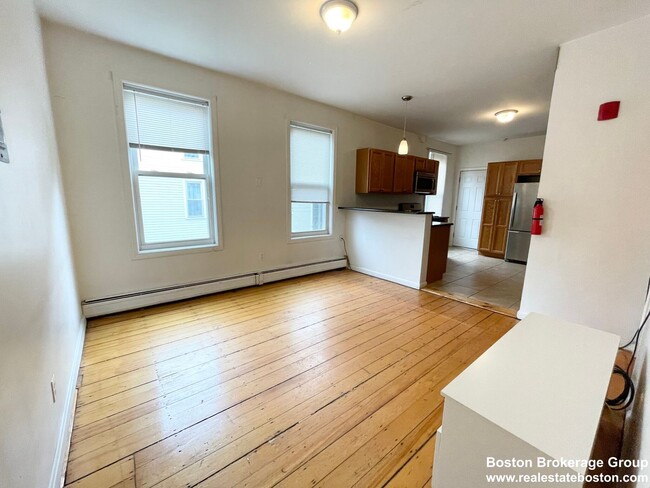 Building Photo - Spacious 4 Bed Right In Mission Hill