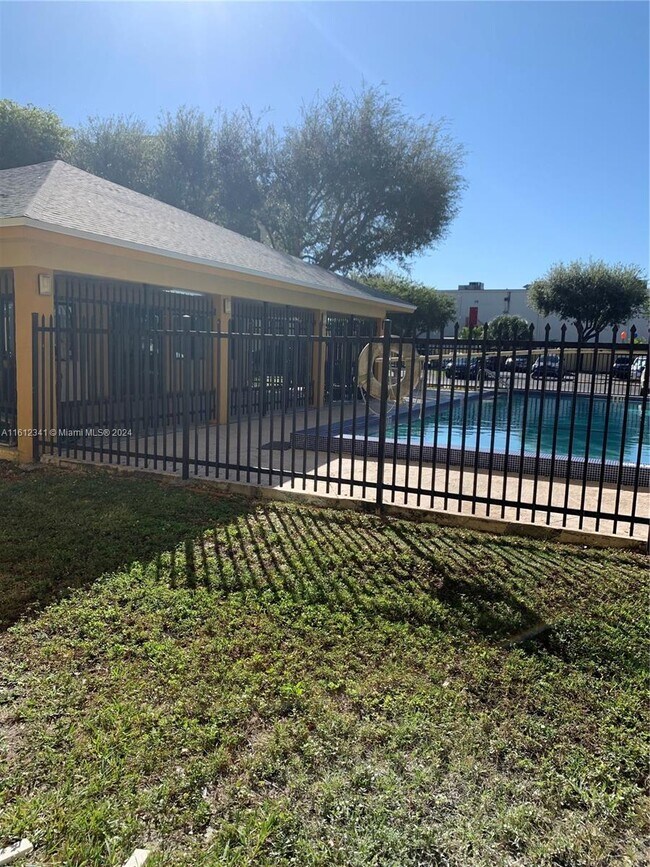 Foto del edificio - 11800 SW 18th St