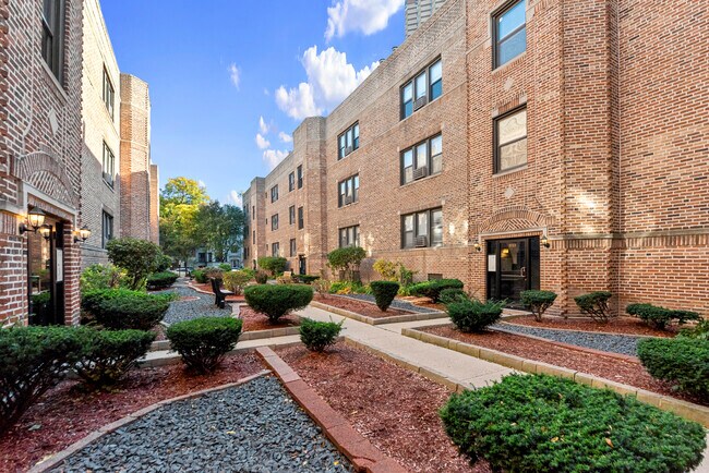 Foto del edificio - 3726 N Pine Grove Ave
