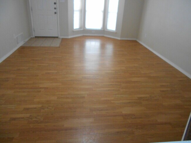 Foto del edificio - Half Off First Full Month's Rent / Open Pl...