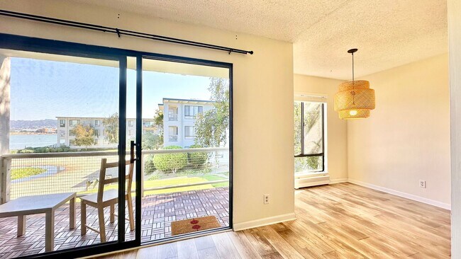 Foto del edificio - Lovely and Spacious Condo with a Water/Lagoon View and Resort Style Amenities!