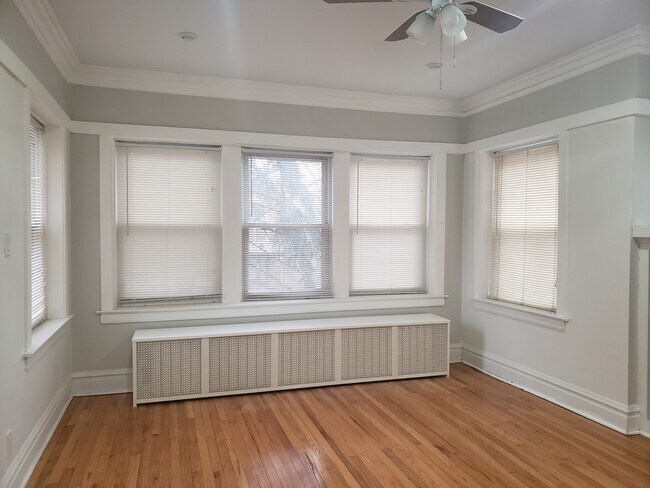 Sala de estar con pisos de madera noble - 3811 N Central Park Ave