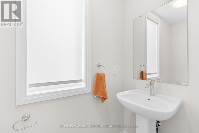 Building Photo - 16 Crossmore Cres