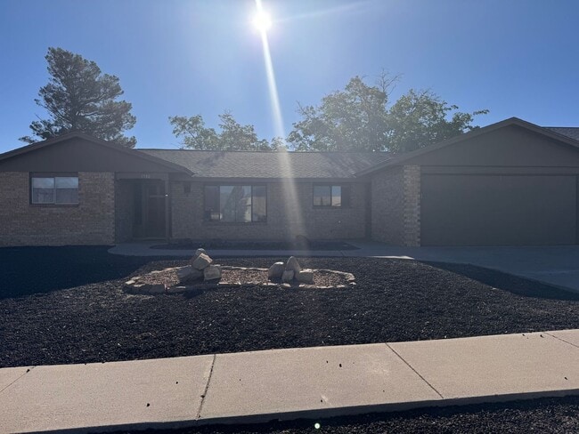 Foto del edificio - $500 off first months rent, Nice Home in the Telshor Area