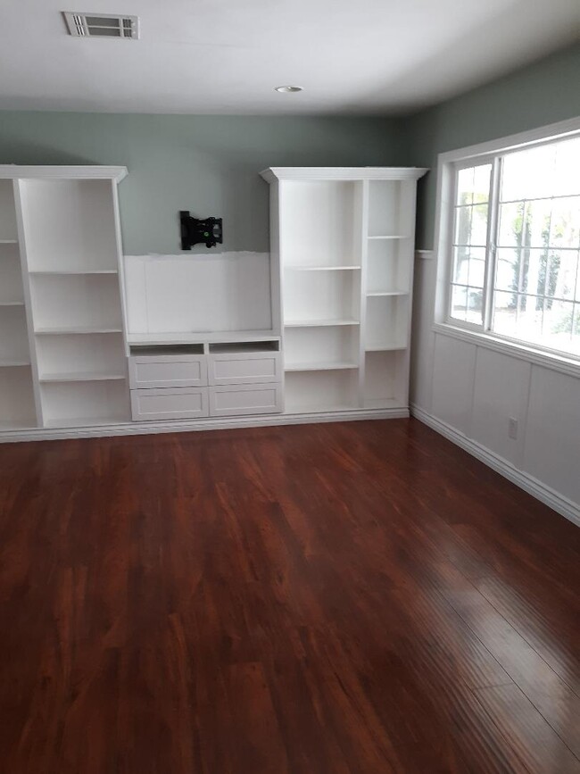 Foto del edificio - 7943 White Oak Ave