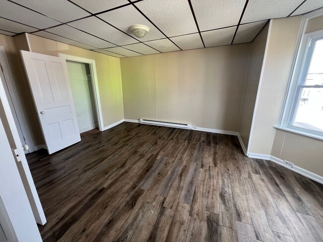 Building Photo - 642 W Market St