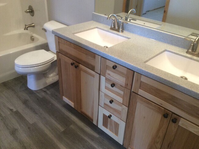 Foto del edificio - BEAUTIFUL NEWER CONSTRUCTION! 3 BEDROOMS, ...