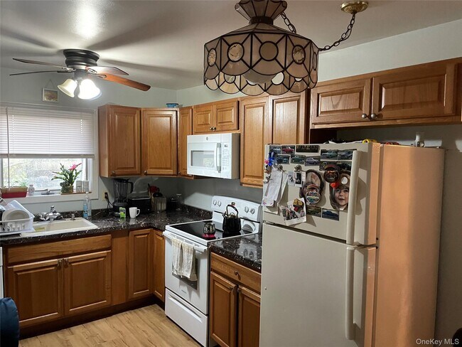 Foto del edificio - 484 Moriches-Middle Island Road