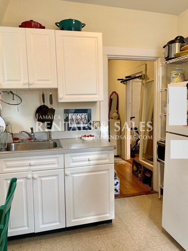 Building Photo - 31 Burroughs St