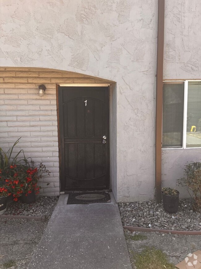 Building Photo - 1224 Dana Dr