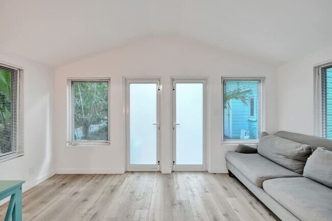 Building Photo - 1115 SW 4th St