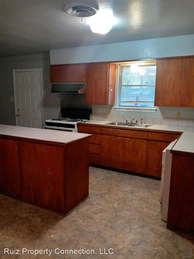 Building Photo - 4 br, 2 bath House - 5525 Westcrest Dr