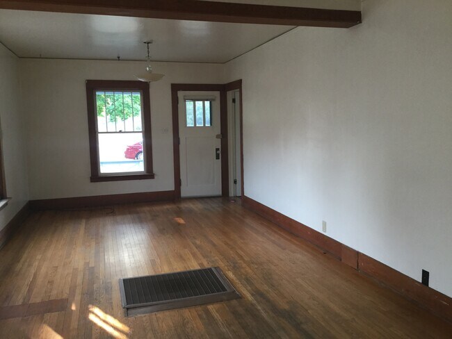 Building Photo - Two Bedroom Home in the Rose Park Neighbor...