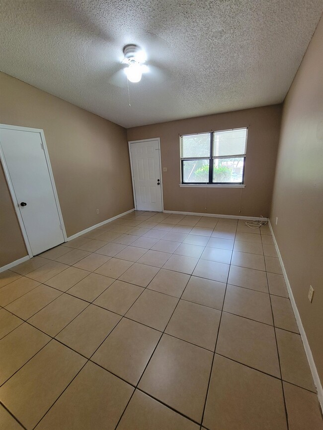 Building Photo - 5392 Dawn Ct