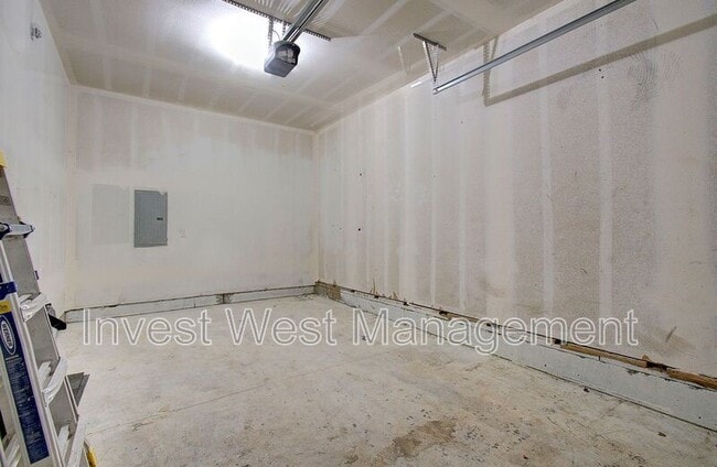 Building Photo - 6103 NE 33rd Cir