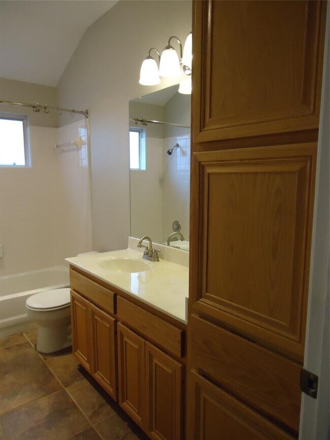 Building Photo - 1404 Peachtree Valley Dr