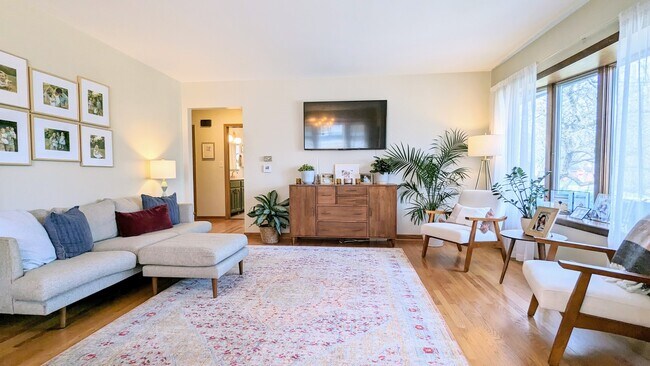 Foto del edificio - 1315 W Oakton St