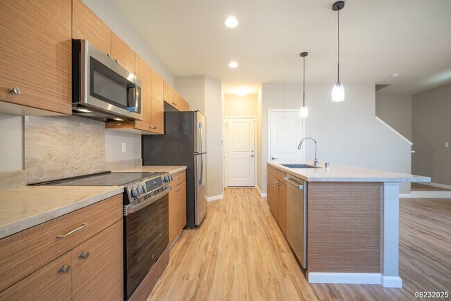Foto del edificio - Available now!  4-bedroom, 2.5-bath, 2-car...