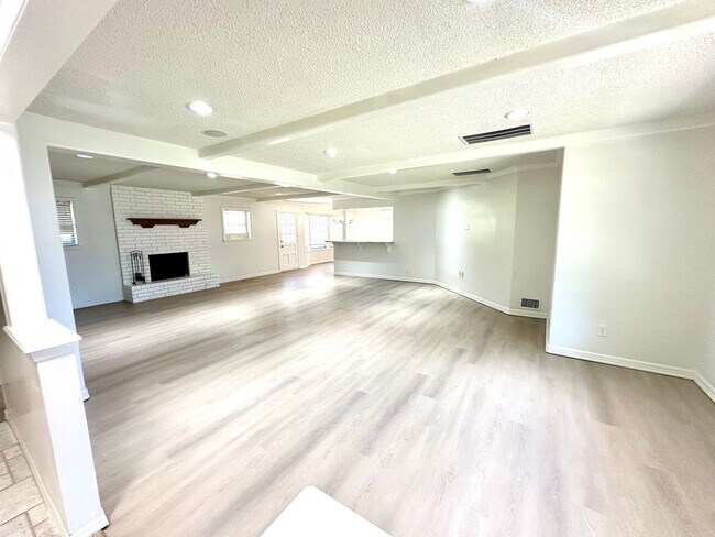 Building Photo - Completely Remodeled 3 Bed 2 Bath Home wit...