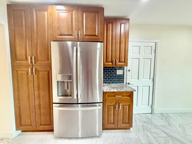 Building Photo - 2014 Pinehurst Dr