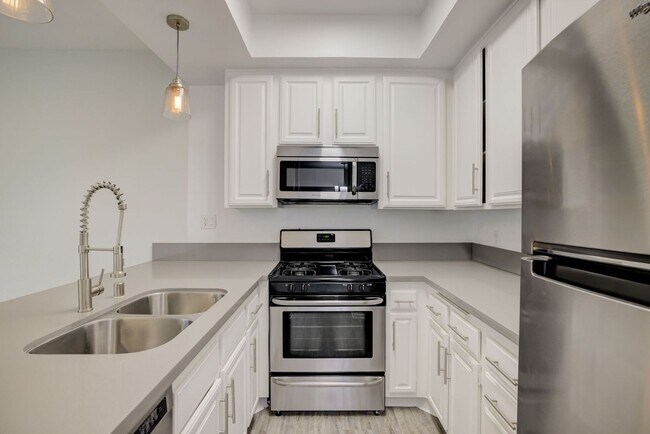 Interior Photo - 711 N. Sweetzer Ave